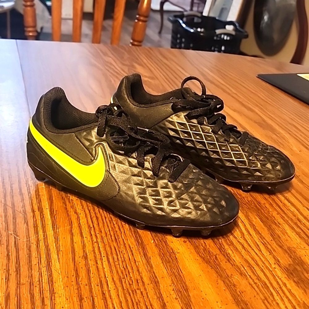 Nike Jr. Tiempo Legend 8 Club MG AT5881-070 Size 2Y